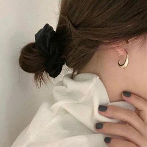 NEW 18K GOLD HOOP EARRINGS, NICE EARRINGS, CUTE EARRINGS.